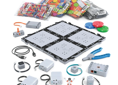 Piezas y componentes de robótica organizados sobre una mesa