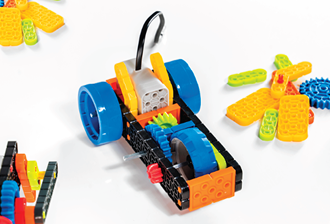 Robot ensamblado con ruedas y sensores en una superficie de trabajo