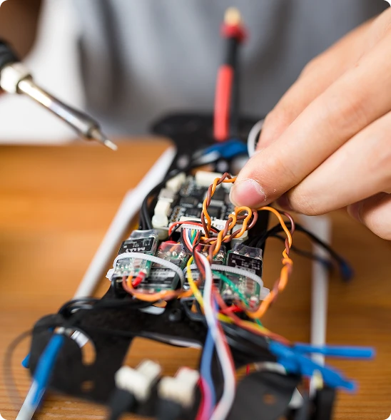 Drone en proceso de soldadura en un taller tecnológico.