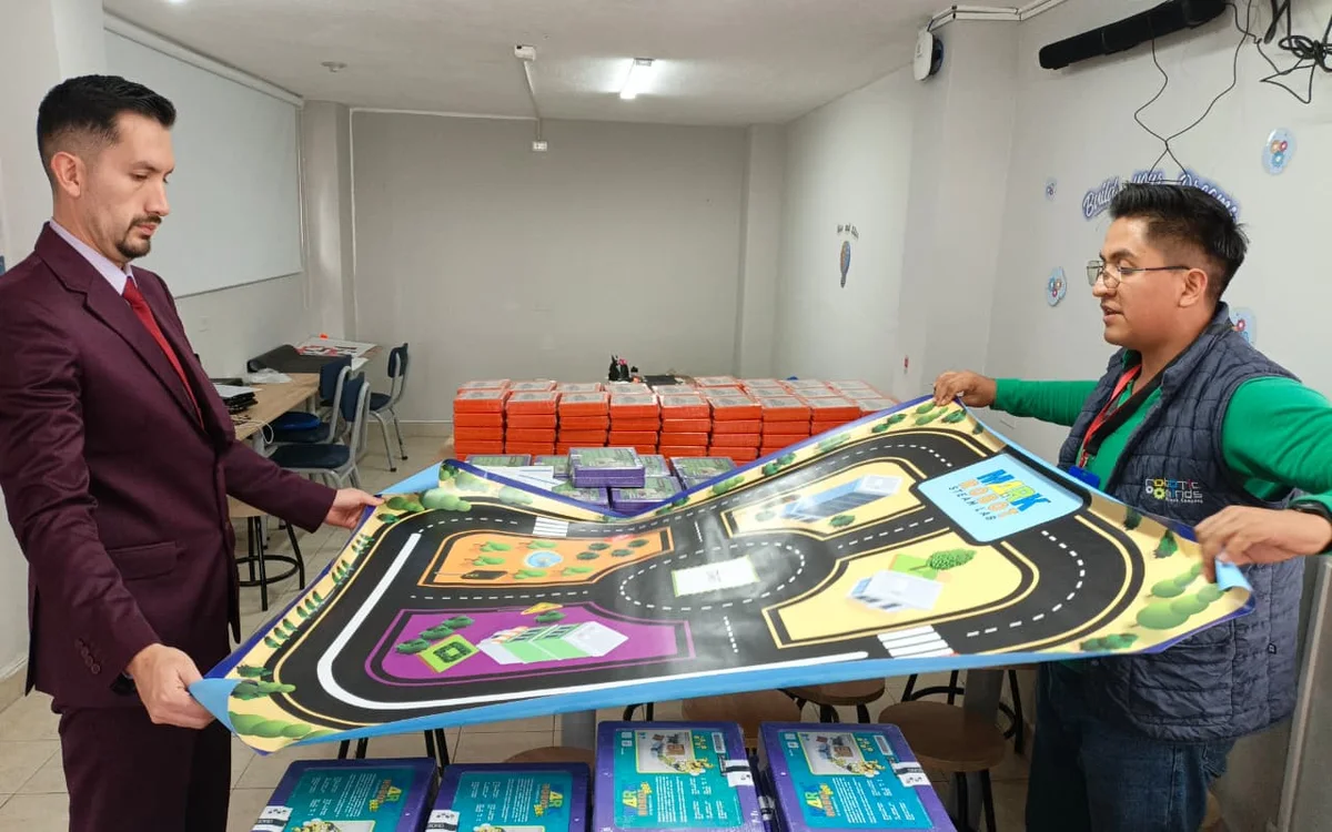 Entrega y acompañamiento de Robotic Minds a las autoridades de la institución
