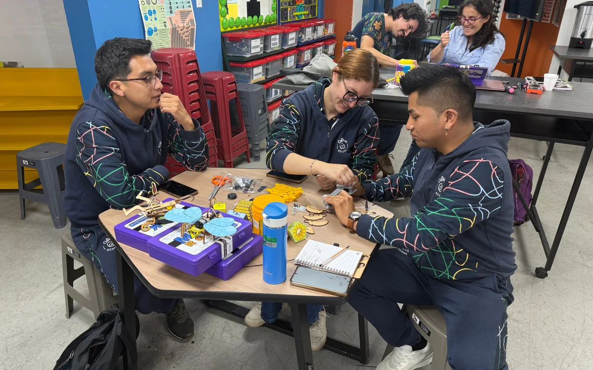 Docentes en formación construyendo con kits de robótica