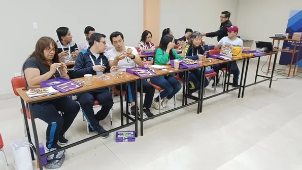 Docentes en formación con kits de robótica