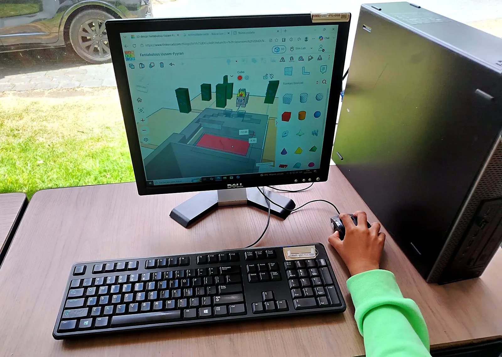 Niño diseñando en 3D con Tinkercad en un curso de diseño 3D para niños