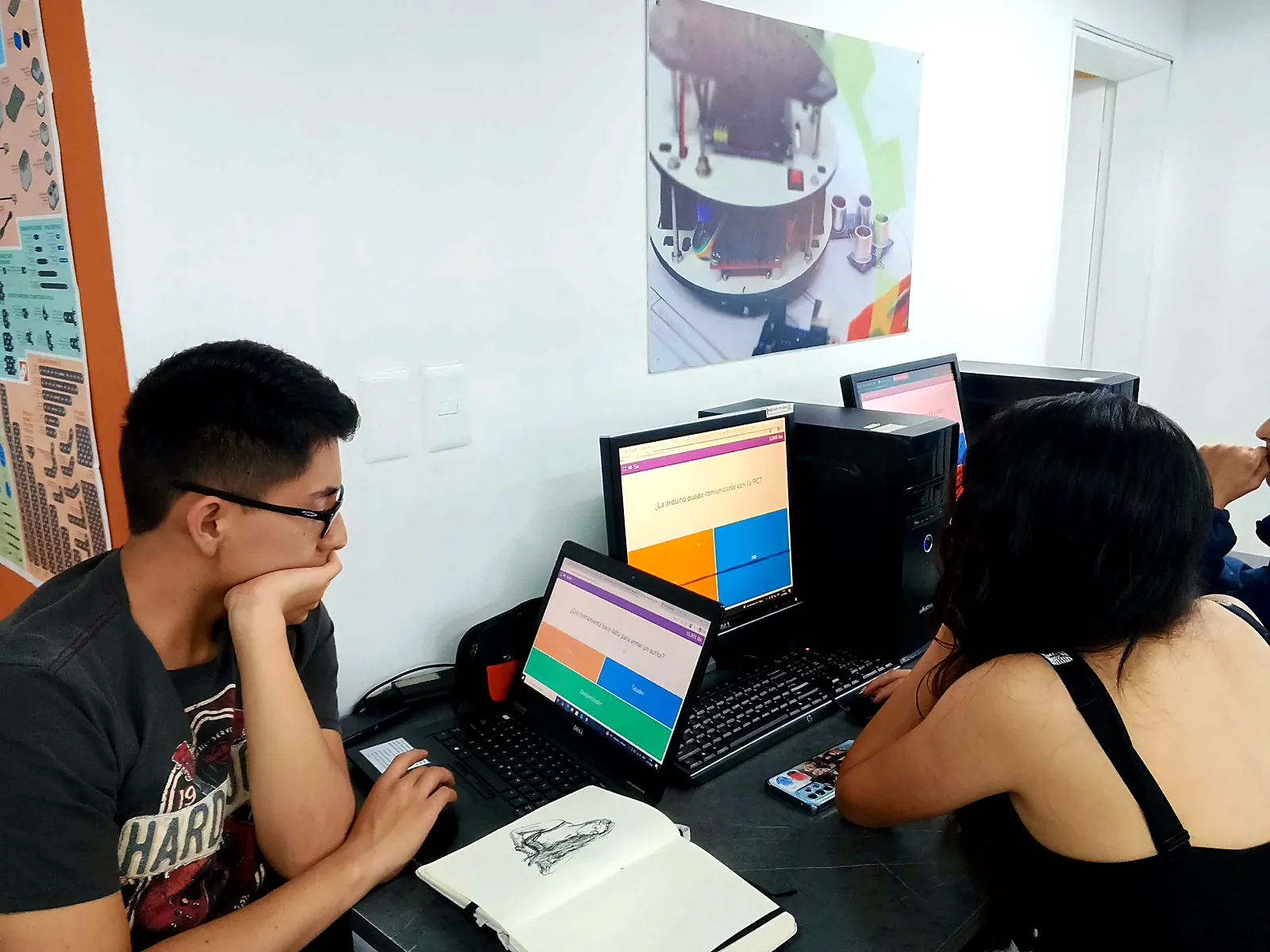 Jóvenes aprendiendo electrónica con Arduino en un curso de tecnología en Quito