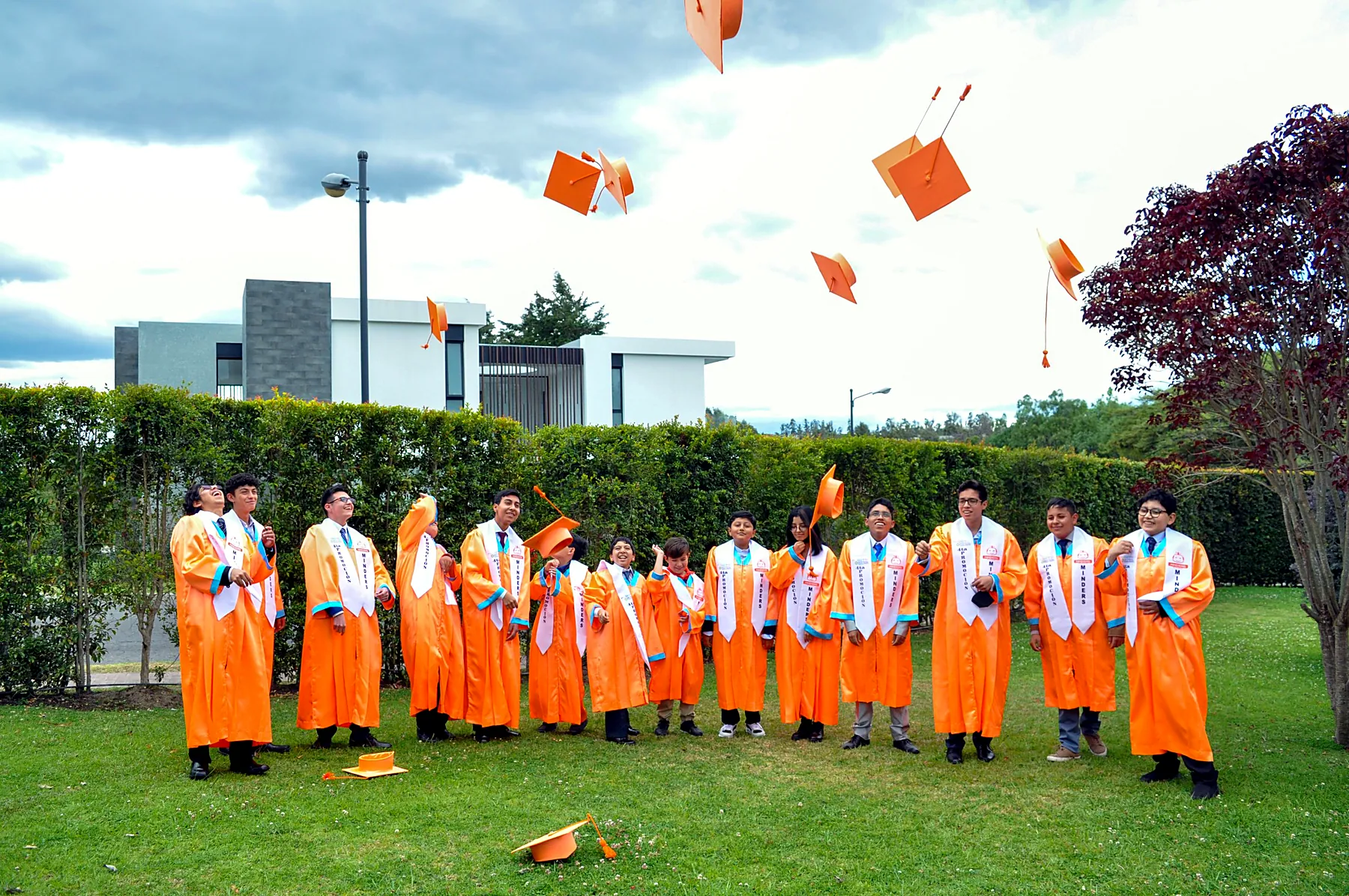 Graduados de Robotic Minds lanzando sus birretes en Quito