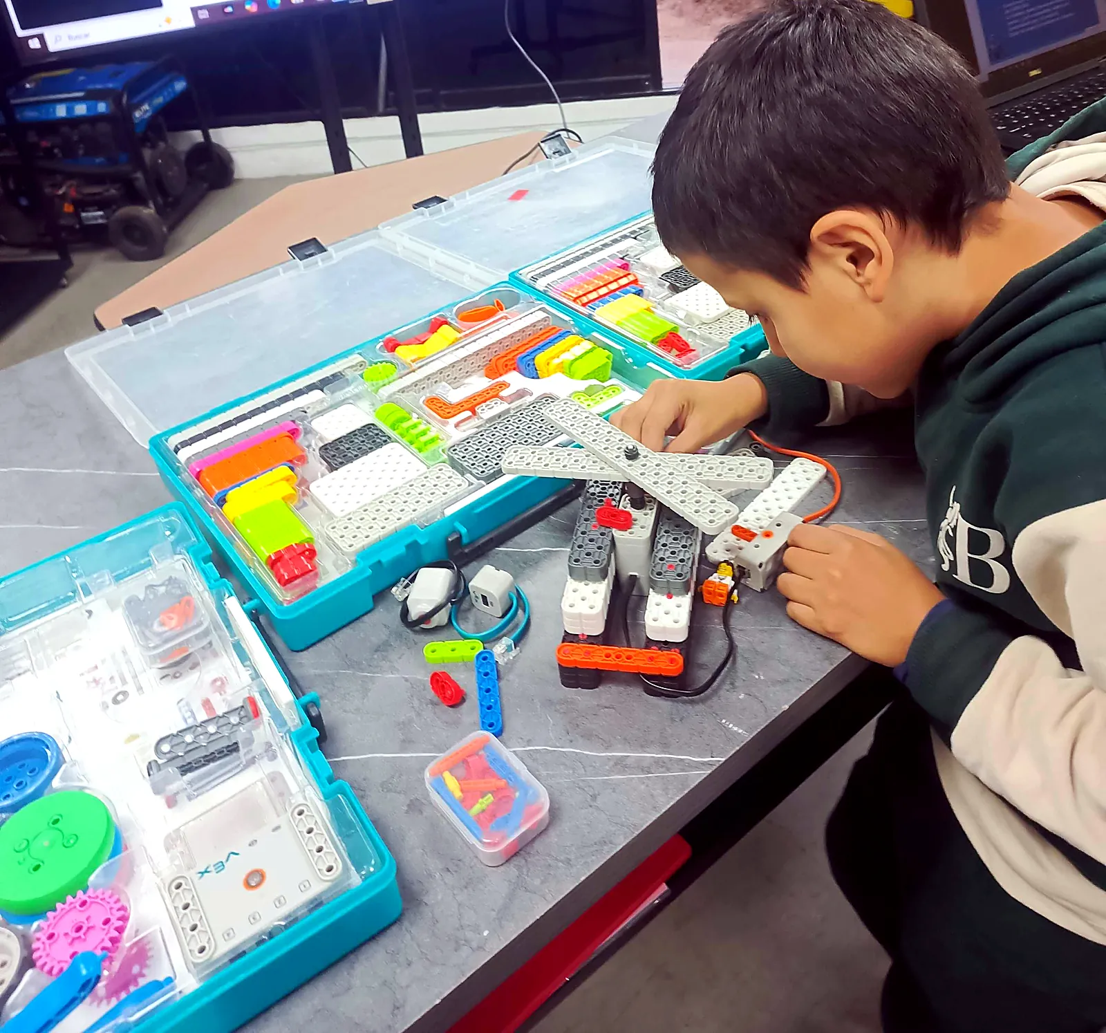 Niño construyendo un helicóptero robótico con VEX GO