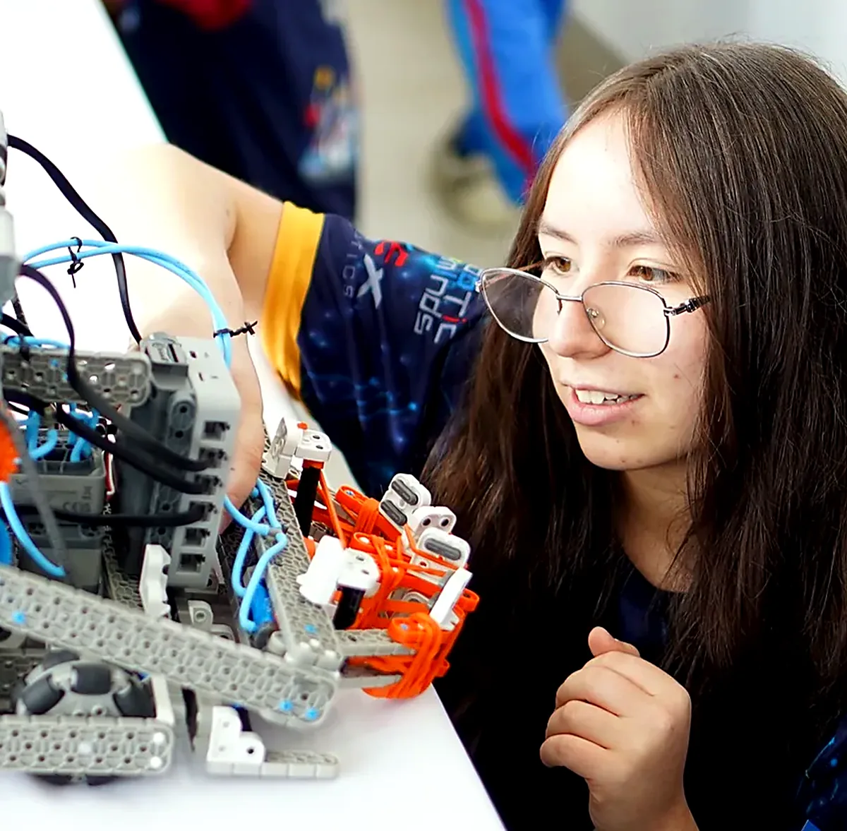 Niña programando un robot VEX IQ en clase de robótica para niños en Quito, Ecuador