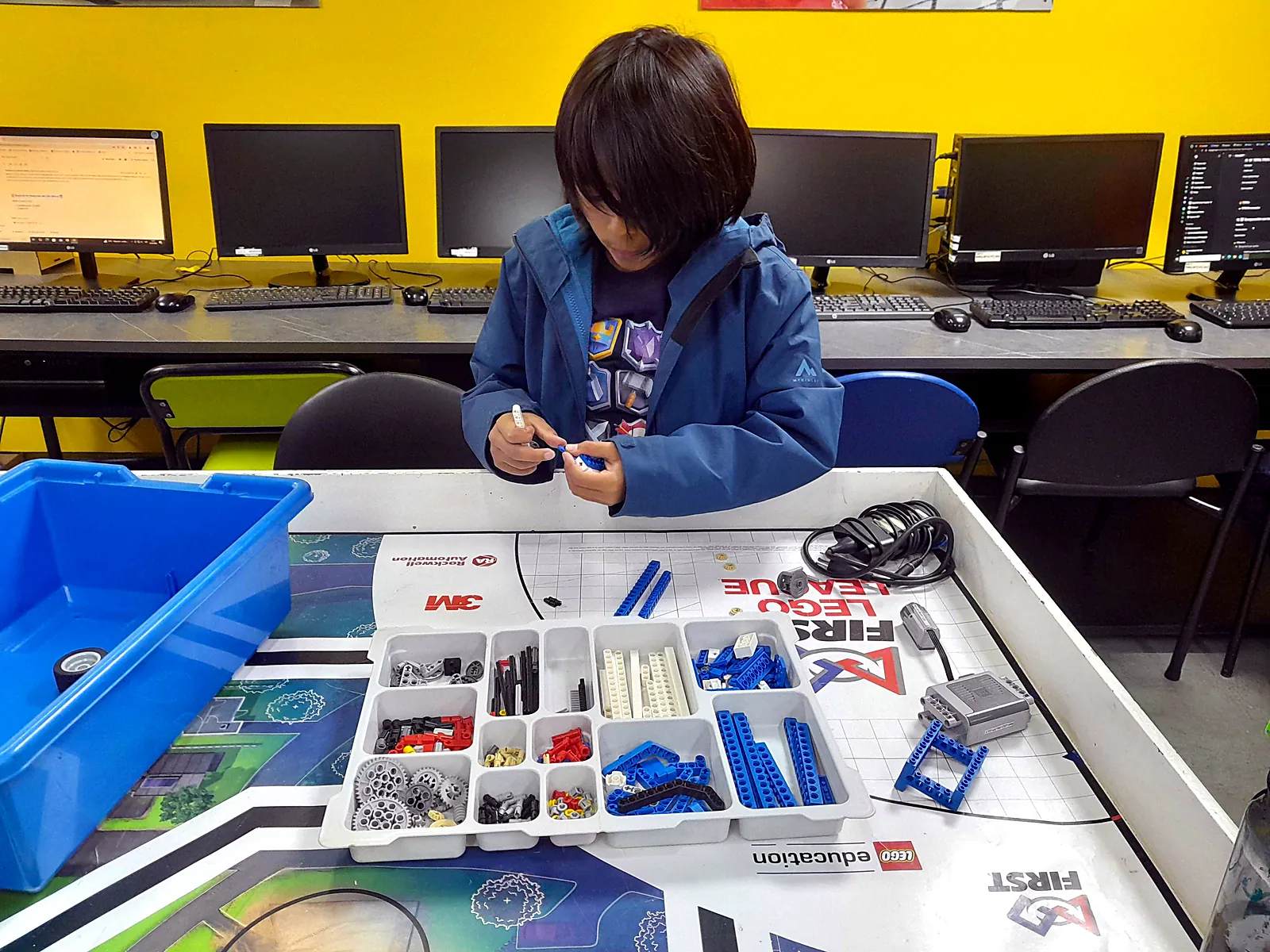 Niño construyendo un robot con LEGO Education