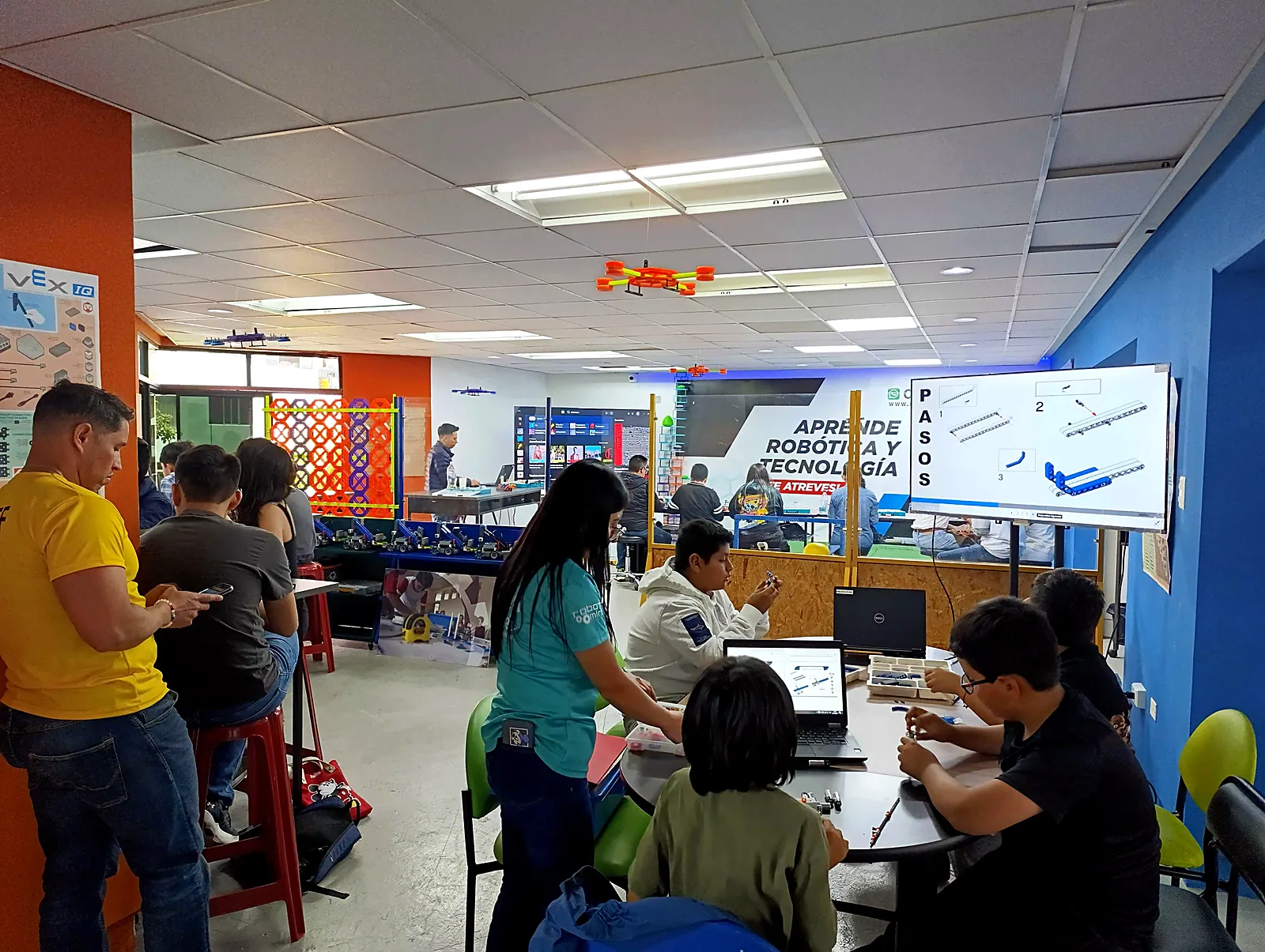 Laboratorio de robótica para niños y jóvenes en Quito con mentores