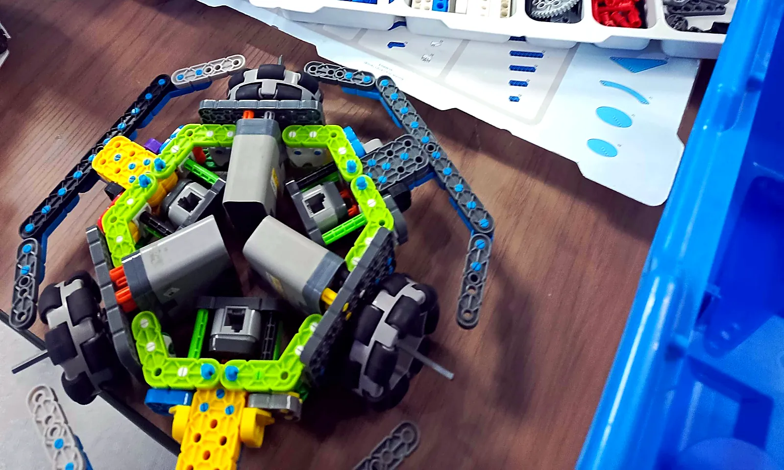 Prototipo de robot con ruedas omnidireccionales creado por estudiantes