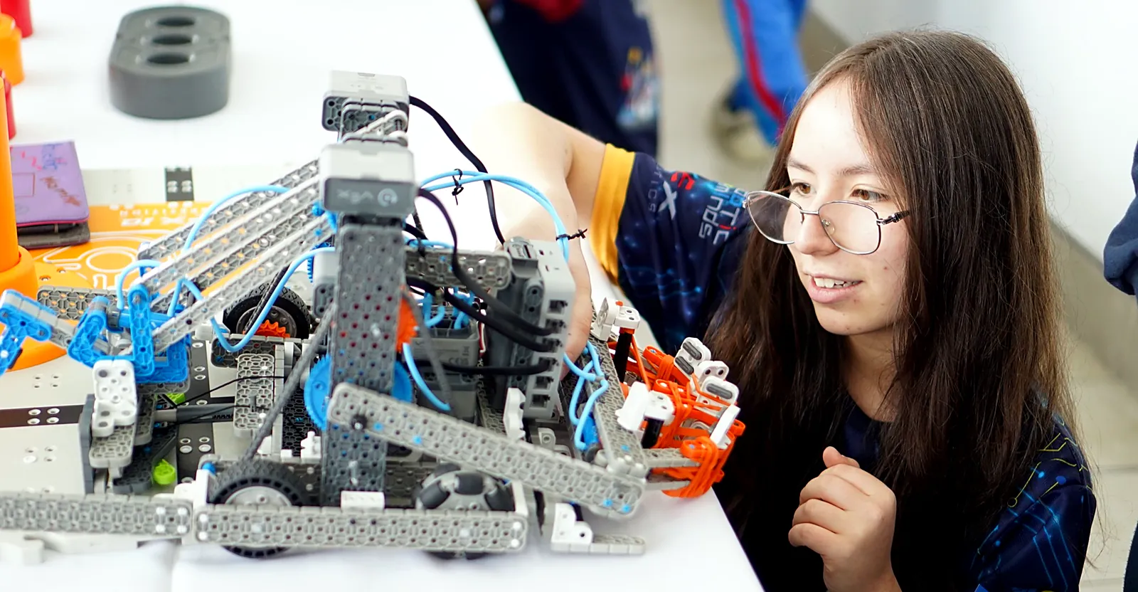 Estudiante ajustando su robot VEX IQ en el Torneo Nacional de Robótica